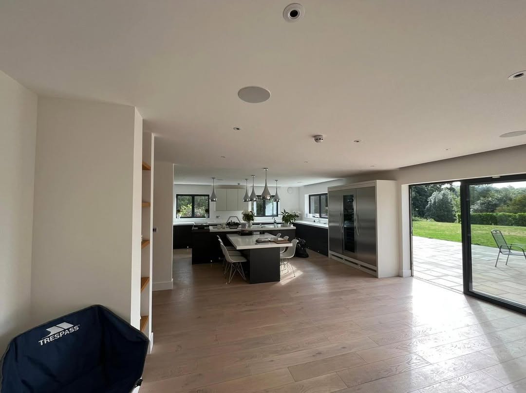 kitchen and dining area from our hertford project#duluxpaintspecialists #duluxtimeless #duluxsup (1)